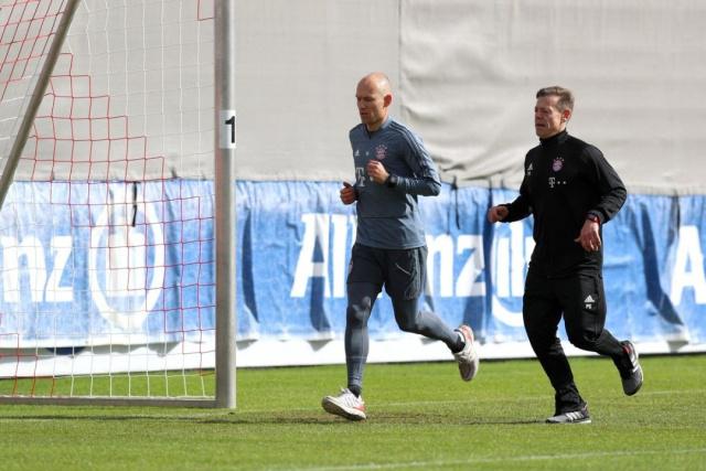 遭全场追打 遭全场追打